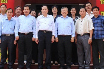 Đồng chí Trần Thanh Mẫn (giữa) cùng với các cán bộ Ủy ban MTTQ Việt Nam TP Cần Thơ.