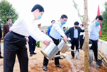 Lãnh đạo tỉnh Nghệ An và đoàn viên thanh niên tham gia trồng cây dọc tuyến đường vào Khu Lăng mộ Vua Mai, ở thị trấn Nam Đàn. (Ảnh: Thành Duy)