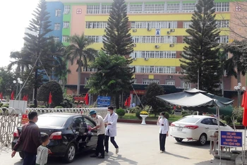 Phân luồng, hướng dẫn phòng chống dịch từ khu vực cổng vào Bệnh viện nhi Thanh Hóa.
