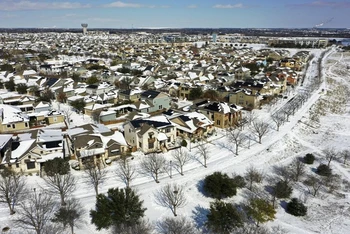 Tuyết bao phủ một khu dân cư tại TP Austin, bang Texas. (Ảnh: AP)