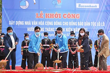 Phó Chủ tịch Thường trực T.Ư Hội LHTN Việt Nam Nguyễn Tường Lâm (ở giữa, hàng đầu trong ảnh) cùng đại diện lãnh đạo các đơn vị liên quan khởi công xây dựng Nhà văn hóa cộng đồng dân tộc Lô Lô. 