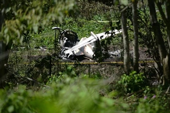 Mảnh vỡ máy bay của lực lượng không quân Mexico sau vụ tai nạn gần sân bay El Lencero, bang Veracruz, ngày 21-2. (Ảnh: Reuters)