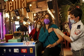 Tiêm vaccine bên trong một quầy bar ở Tel Aviv. (Ảnh: Getty Images)