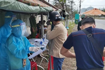 Người dân khai báo y tế tại các chốt chặn kiểm soát dịch Covid-19 ở cửa ngõ TP Đà Nẵng.