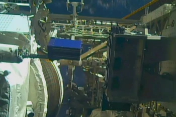 Thuốc sẽ được đặt trong vật liệu thí nghiệm của Alpha Space (hộp màu xanh) bên ngoài trạm ISS. Ảnh: Space Alpha.