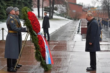 Tổng thống Nga Vladimir Putin đặt hoa viếng các liệt sĩ vô danh nhân Ngày Bảo vệ Tổ quốc 23-2-2021. (Nguồn ảnh: TASS)