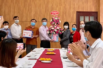 Phó Chủ tịch UBND tỉnh Nguyễn Thị Thanh Lịch tặng quà đoàn công tác Viện Vệ sinh dịch tễ Tây Nguyên. 