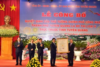 Thủ tướng Chính phủ Nguyễn Xuân Phúc đã trao quyết định công nhận thành phố Tuyên Quang là đô thị loại II, trực thuộc thành phố Tuyên Quang.