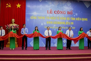 Cắt băng khai trương Cổng thông tin điện tử Đảng bộ tỉnh Kiên Giang.