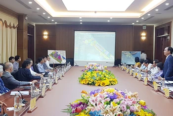 Chủ tịch UBND tỉnh Quảng Trị Võ Văn Hưng giới thiệu tiềm năng năng lượng của tỉnh với Công ty năng lượng Eni Việt Nam 