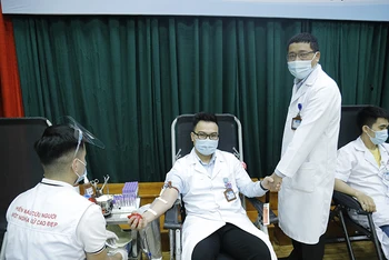 PGS, TS Lê Văn Quảng, Giám đốc Bệnh viện K đã động viên tinh thần, vận động các cán bộ tham gia hiến máu.