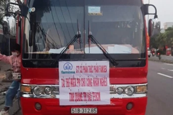 Xe khách vượt chốt kiểm dịch tại TP Đà Nẵng. (Ảnh: Công an cung cấp)