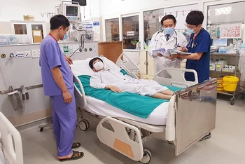 PGS, TS Nguyễn Văn Chi và các bác sĩ Trung tâm Cấp cứu A9 thăm khám cho bệnh nhân.