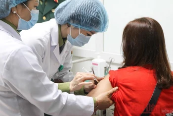 Hình ảnh tiêm thử nghiệm giai đoạn 2 vaccine ngừa Covid-19 do Việt Nam sản xuất