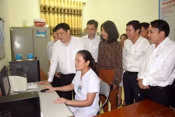 Bộ Trưởng Y tế Nguyễn Thanh Long kiểm tra việc triển khai phần mềm quản lý hồ sơ sức khỏe tại trạm y tế xã Nam Thái, huyện Nam Đàn, Nghệ An.