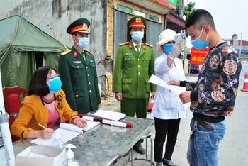 Kiểm tra y tế tại chốt kiểm soát dịch bệnh ở huyện Phù Cừ, tỉnh Hưng Yên.