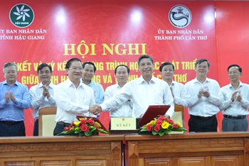 Lễ ký kết hợp tác giữa tỉnh Hậu Giang và thành phố Cần Thơ.