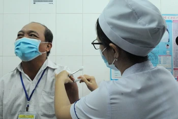 Ngày 26-2, Bộ Y tế tiêm thử nghiệm lâm sàng giai đoạn 2 vaccine ngừa Covid-19 cho tình nguyện viên tại Long An.