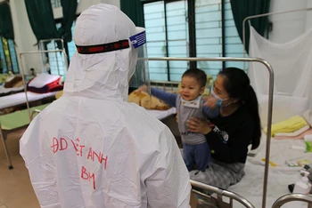 Điều dưỡng Việt Anh chăm sóc các bệnh nhi trong khu điều trị.