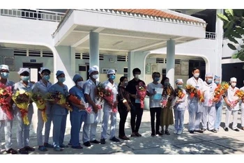 Giám đốc Bệnh viện Đa khoa Bạc Liêu Mã Quốc Thiện tặng hoa các thầy thuốc và bệnh nhân khỏi bệnh Covid-19 được xuất viện.