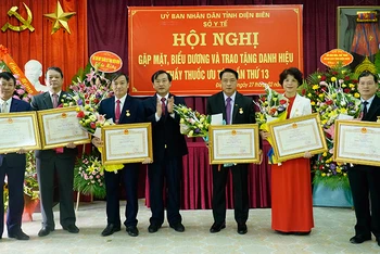 Thừa ủy quyền Chủ tịch nước, đồng chí Vừ A Bằng, Phó Chủ tịch UBND tỉnh Điện Biên trao danh hiệu “Thầy thuốc ưu tú” cho sáu đồng chí.