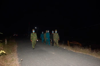Lực lượng tại chốt Quản lý, bảo vệ biên giới và phòng, chống dịch Covid-19 tuần tra đêm tại đoạn đường người dân thường đi lại làm ăn gần biên giới.