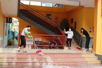 Các cô giáo tổng vệ sinh trường học, chuẩn bị đón học sinh trở lại trường.