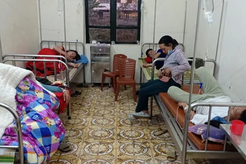 Một số bệnh nhân đang được điều trị tại Trạm Y tế xã Cao Tân.