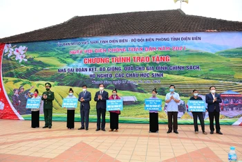Các đồng chí lãnh đạo Tỉnh ủy, HĐND, UBND, Ủy ban MTTQ Việt Nam tỉnh Điện Biên và lãnh đạo Bộ Chỉ huy BĐBP Điện Biên trao nhà Đại đoàn kết tặng các gia đình nghèo xã Thanh Nưa.