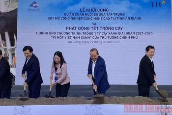 Phó Thủ tướng Trương Hòa Bình dự lễ khởi công Dự án Chăn nuôi bò sữa và chế biến sữa công nghệ cao. 