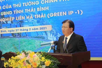 Phó Thủ tướng Chính phủ Trịnh Đình Dũng phát biểu chỉ đạo tại hội nghị.