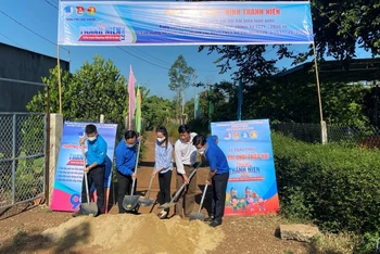 Khởi công xây dựng tuyến đường bê-tông ở TP Long Khánh.
