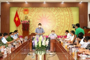 Chủ tịch UBND tỉnh Đồng Tháp Phạm Thiện Nghĩa phát biểu tại cuộc họp khẩn chiều 28-2, tại huyện Tân Hồng. (Ảnh: Văn Khương)