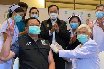 Bộ trưởng Y tế Thái Lan nhận mũi vaccine ngừa Covid-19 đầu tiên. (Ảnh: Bưu điện Bangkok)