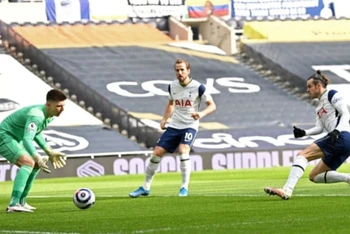 G. Bale (phải) xuất sắc lập cú đúp cho Tottenham.