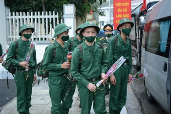 Thanh niên Yên Bái trong lễ giao quân năm 2021. Ảnh: Thanh Sơn.