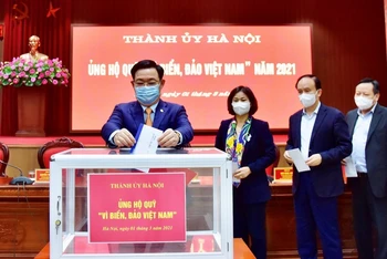 Đồng chí Vương Đình Huệ, Ủy viên Bộ Chính trị, Bí thư Thành ủy cùng các đồng chí lãnh đạo thành phố ủng hộ quỹ “Biển, đảo Việt Nam” năm 2021.