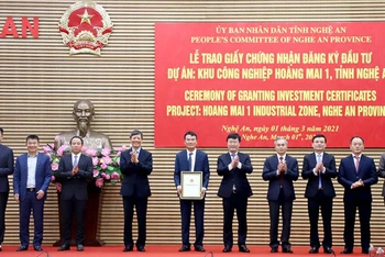 Trao giấy chứng nhận đăng ký đầu tư Dự án KCN Hoàng Mai 1 cho Công ty CP Hoàng Thịnh Đạt.