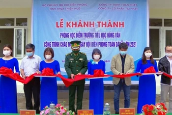 Lãnh đạo các đơn vị cắt băng khánh thành điểm Trường tiểu học Hồng Vân, huyện A Lưới.