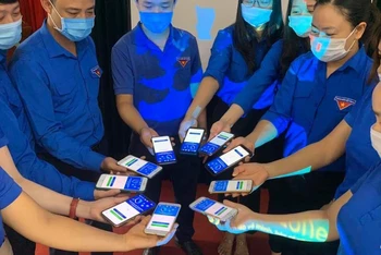 Lực lượng thanh niên tình nguyện ở Ninh Bình cài đặt Bluezone.