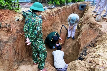 Lực lượng chức năng tìm cách xử lý an toàn quả bom tại Quảng Bình.