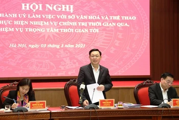 Đồng chí Vương Đình Huệ, Ủy viên Bộ Chính trị, Bí thư Thành ủy phát biểu ý kiến tại hội nghị. (Ảnh: Duy Linh)