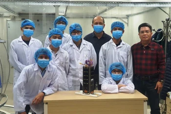 PGS, TS Phạm Anh Tuấn, Tổng Giám đốc Trung tâm Vũ trụ Việt Nam cùng các nhà khoa học phát triển vệ tinh NanoDragon.