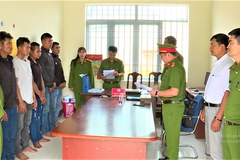 Cơ quan Cảnh sát điều tra Công an tỉnh Đắk Lắk đọc lệnh bắt giam các đối tượng trong vụ hỗ chiến về tội giết người.