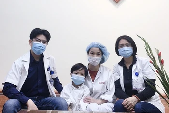 Bé H. cùng các bác sĩ Trung tâm Tim mạch và lồng ngực, Bệnh viện Hữu nghị Việt Đức.