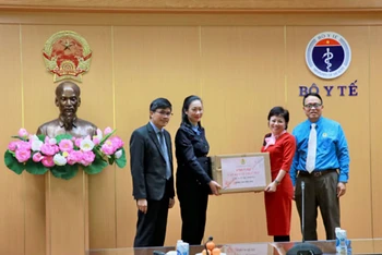 Công đoàn Y tế Việt Nam thăm, tặng quà các y, bác sĩ tham gia phòng, chống dịch Covid-19. (Ảnh minh họa)
