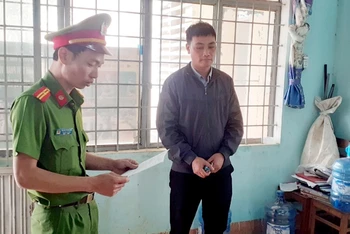 Cơ quan Cảnh sát Điều tra, Công an huyện Kbang thi hành lệnh bắt tạm giam đối với ông Lý Kim Thành. 