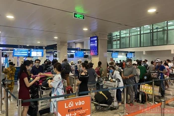 Hành khách chờ làm thủ tục tại Sân bay quốc tế Tân Sơn Nhất, TP Hồ Chí Minh.