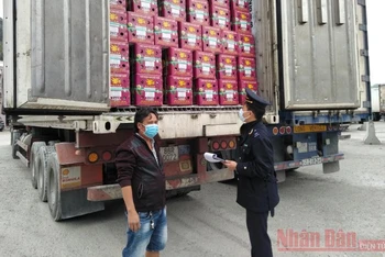 Xe trở hàng nông sản hàng hóa đang chớ làm thủ tục xuất khẩu qua Cửa khẩu Tan Thanh, (Văn Lãng).