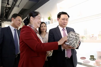 Bí thư Thành uỷ Vương Đình Huệ thăm cơ sở sản xuất kinh doanh tại làng nghề gốm sứ Bát Tràng. Ảnh: DUY LINH